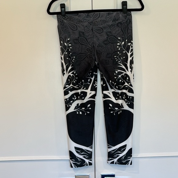 Gearbunch Dark Tree of Life Capri Athleisure Leggings Size Medium - Picture 6 of 12
